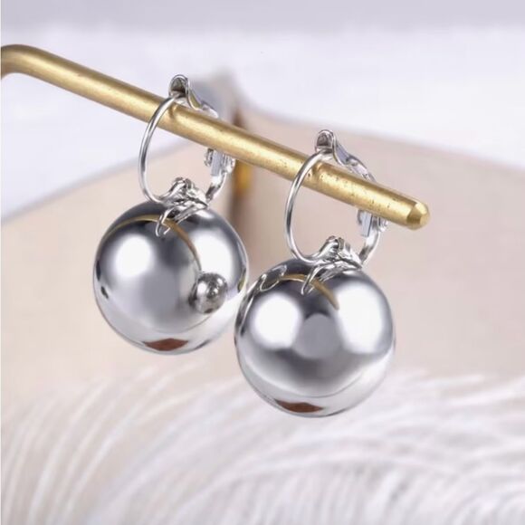 🩶 NEW Elegant Silver Ball Drop Earrings 🩶 - Picture 4 of 5